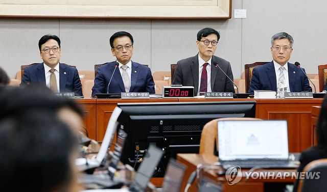 의원 질의에 답변하는 이창용 한국은행 총재