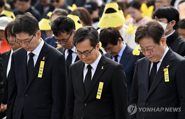 묵념하는 김경수 전 경남지사-김동연 경기지사-이재명 전 대표