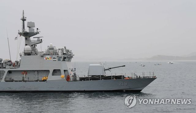저도어장에서 어민 보호 나선 해군 함정