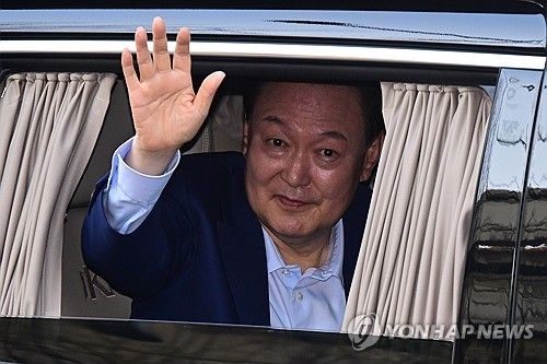 사저로 이동하는 윤석열 전 대통령 (서울=연합뉴스) 김성민 기자 = 윤석열 전 대통령이 11일 한남동 관저에서 서울 서초구 아크로비스타 사저로 이동하며 지지자들에게 인사하고 있다. 2025.4.11 [공동취재] ksm7976@yna.co.kr(끝)