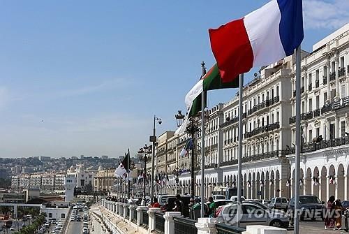 2022년 8월 마크롱 대통령의 알제리 방문 당시 현지에 내걸린 프랑스 국기