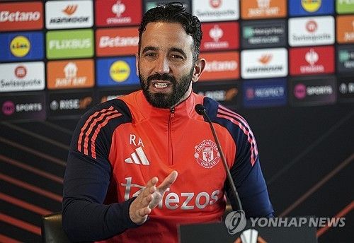 기자회견 하는 루벤 아모링 감독.