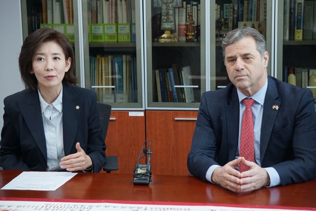 세르더헤이 이슈트반 주한헝가리대사와 면담하는 국민의힘 나경원 대선 경선 후보