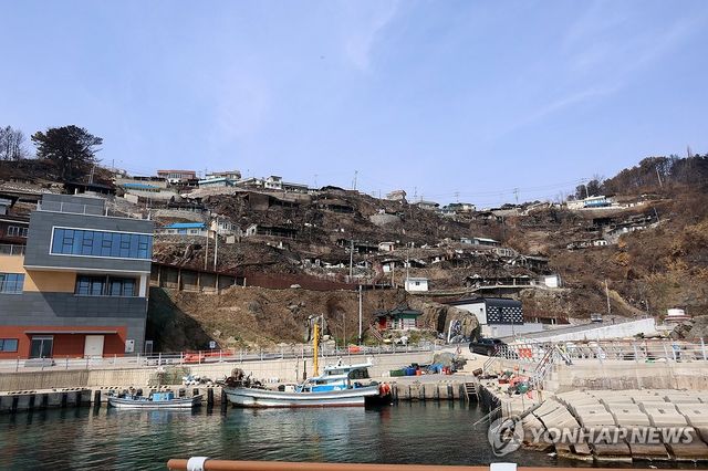 산불에 잿더미가 된 해안 마을