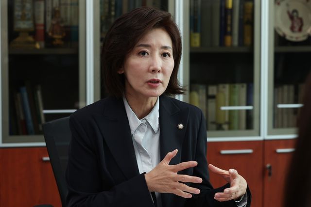 인터뷰하는 나경원 후보