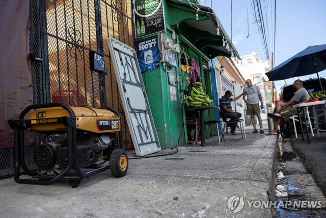 16일(현지시간) 대규모 정전에 소형 발전기 돌리는 푸에르토리코 주민들