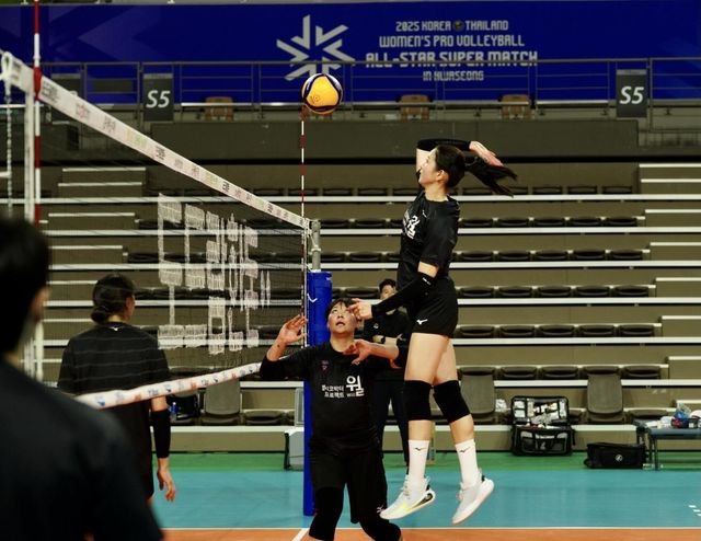 여자배구 올스타팀 소집 훈련서 공격하는 이다현(오른쪽)