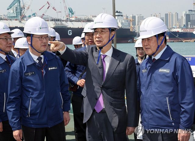 다산정약용함 설명 듣는 한덕수 권한대행