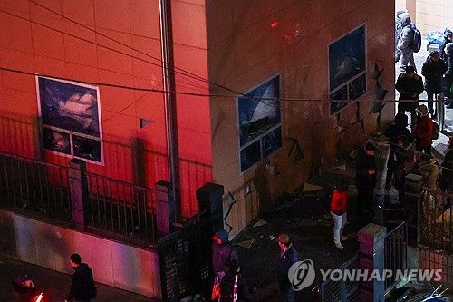 서부지법 난동 사태 당시 창문 부수는 윤석열 전 대통령 지지자들