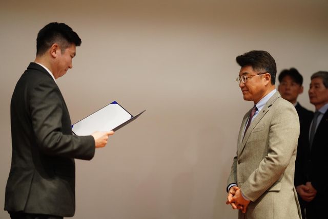 마케팅 어드바이저로 위촉된 김도균 경희대 교수(오른쪽)