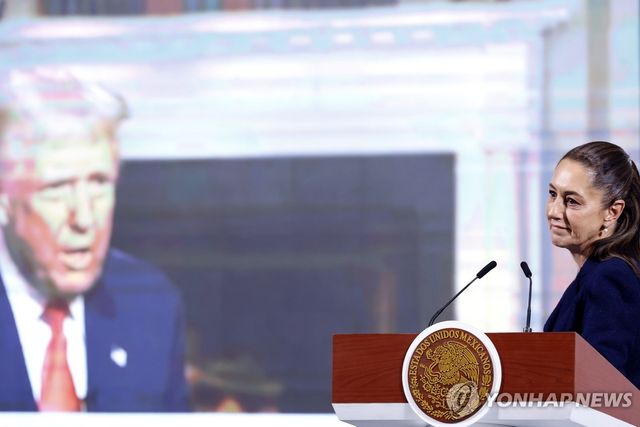 지난달 10일(현지시간) 기자회견에서 트럼프 이미지 띄워 놓고 현안 설명하는 멕시코 대통령