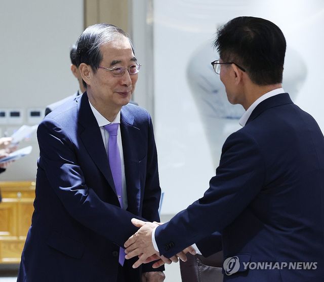 인사 나누는 한덕수 총리와 김문수 장관