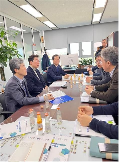 원강수(왼쪽 가운데) 원주시장, 국토부에 혁신도시 활성화 공동건의문 전달