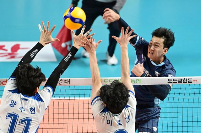 우리카드에서 뛴 송명근(오른쪽)이 공격하는 장면