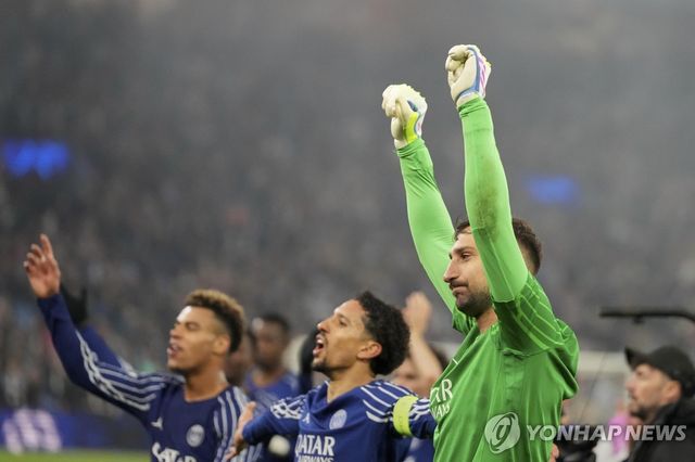 기뻐하는 돈나룸마와 PSG 선수들