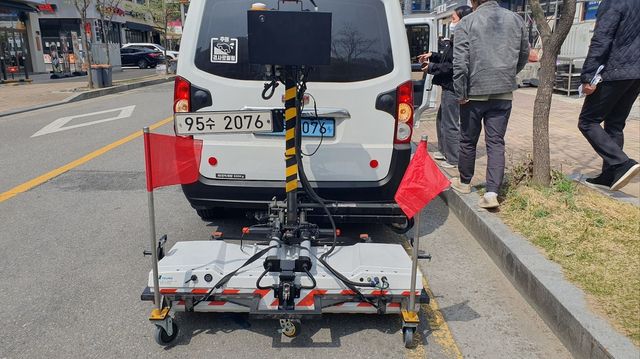 지표투과레이더로 지반침하 여부를 탐사하는 모습
