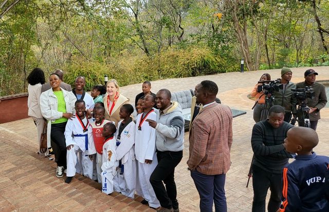 코번트리 당선인과 태권도 수련생들