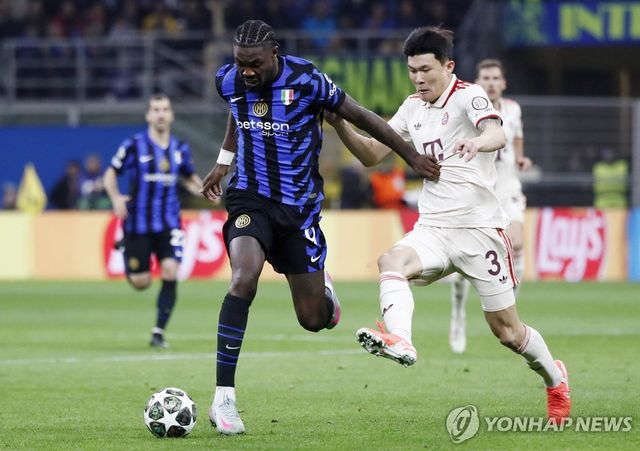 인터 밀란 마르쿠스 튀랑을 막는 뮌헨의 김민재(오른쪽),