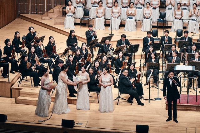 퇴임단원에 축하 건네는 국립합창단