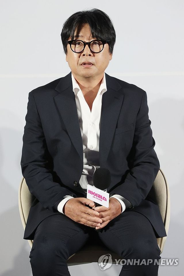 질문 듣는 김윤석