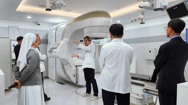 방사선 암 치료기 트루빔 4.1 소개하는 의료진 