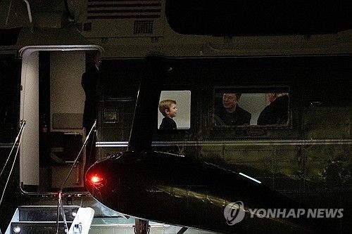 美 대통령 전용헬기의 머스크 부자와 트럼프 대통령