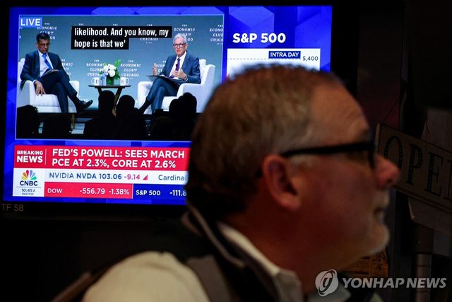 뉴욕증권거래소 트레이더 뒤로 보이는 미국 연방준비제도 의장 인터뷰 TV 화면