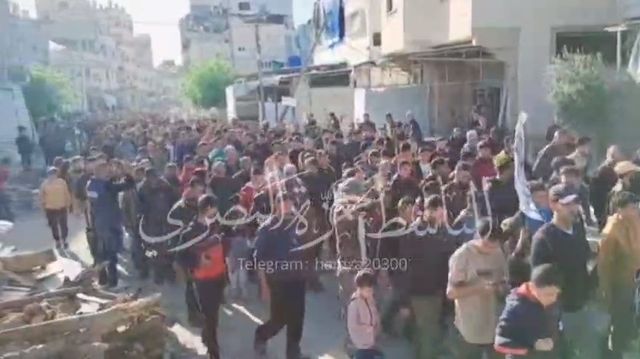 16일(현지시간) 하마스 반대 시위 중인 가자지구 베이트라히아 주민