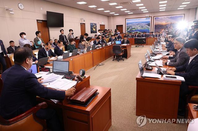 국토위가 지난해 전세사기특별법 개정안을 처리하는 모습 