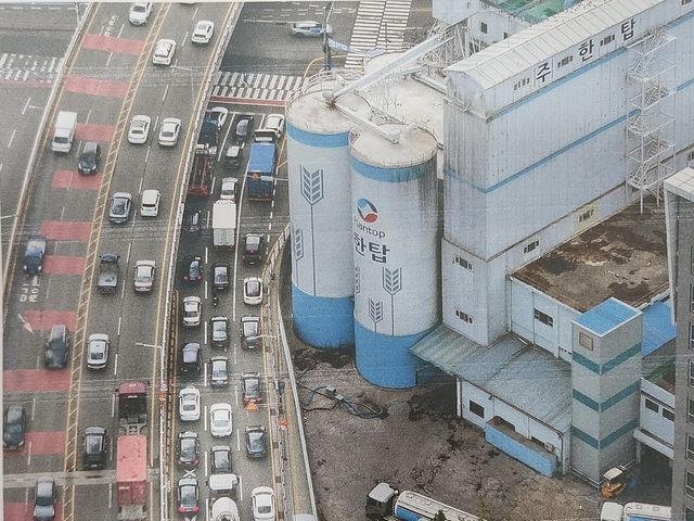 도로와 붙어있는 위험건물인 저장시설