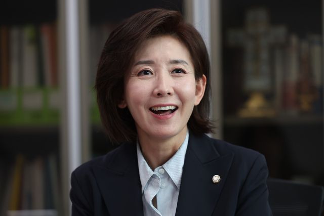 인터뷰하는 나경원 후보