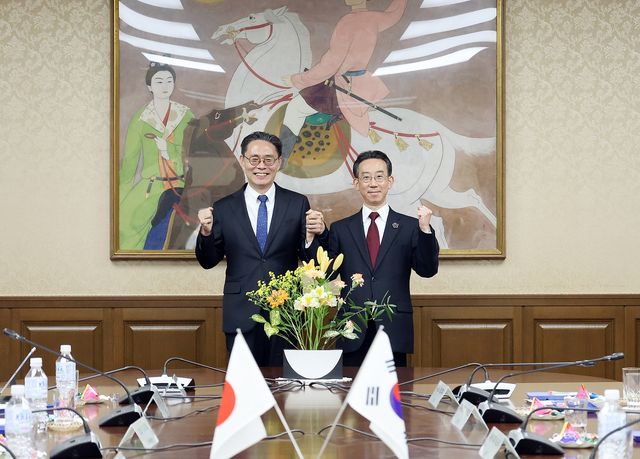 기념촬영하는 한·일 국세청장