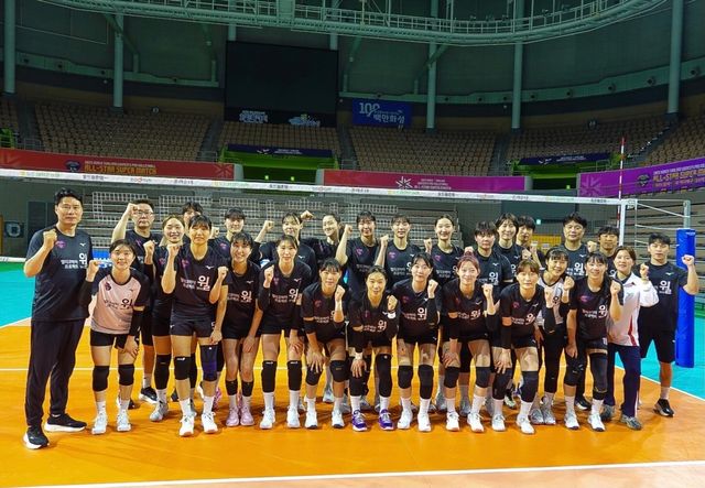 파이팅 외치는 여자배구 올스타팀 선수들