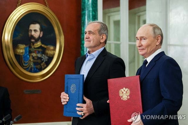 1월 포괄적 전략적 동반자 조약 체결한 블라디미르 푸틴 러시아 대통령과 마수드 페제시키안 이란 대통령