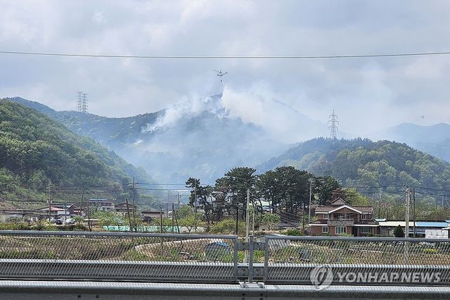 산불 진화하는 헬기