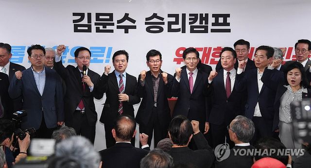 기념 촬영하는 김문수 후보