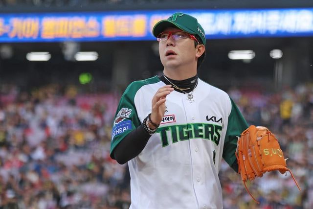 마운드에서 내려오는 양현종