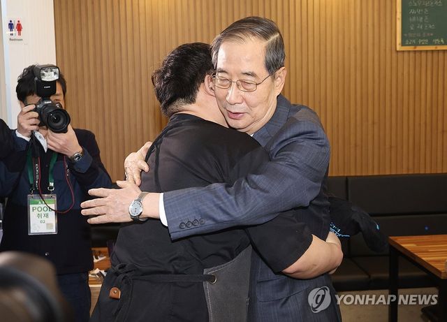 한덕수 권한대행, 결식아동 무료점심 식당 방문