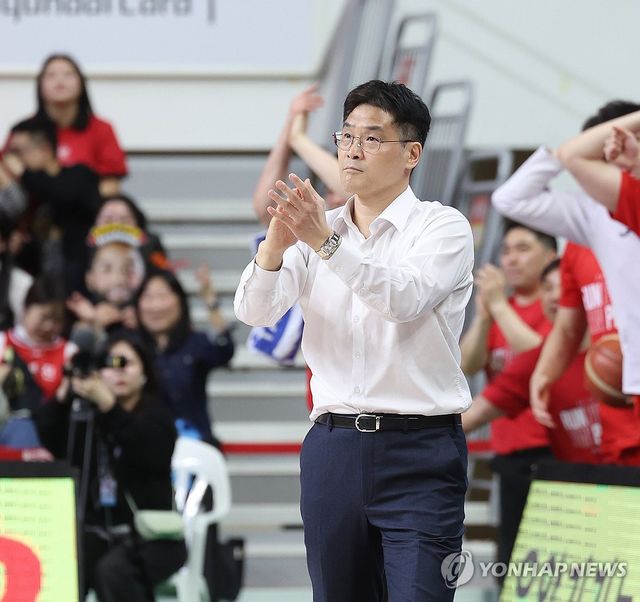 손뼉치는 조동현 감독