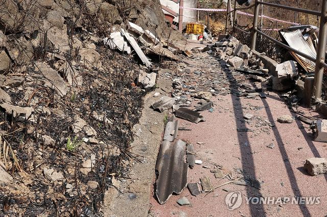 엉망이 된 마을길