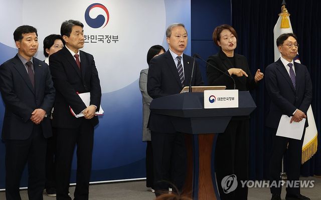 의대교육 정상화 브리핑장에 선 양오봉 전북대 총장