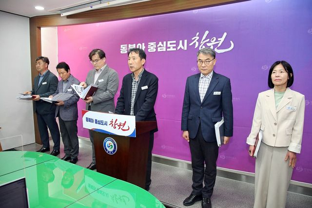 발언하는 홍순영 자치행정국장(가운데)