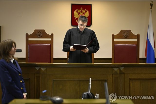 탈레반의 테러단체 지정을 중단한다고 발표하는 러시아 대법원 판사