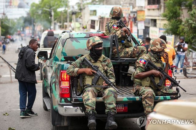 16일(현지시간) 포르토프랭스 순찰하는 아이티 장병