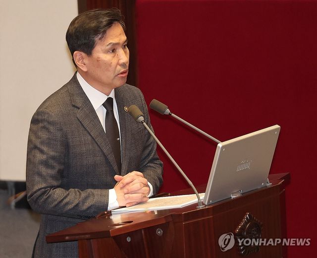 답하는 김선호 국방부 장관 직무대행