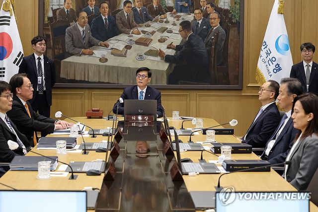 이창용 총재, 금융통화위원회 주재