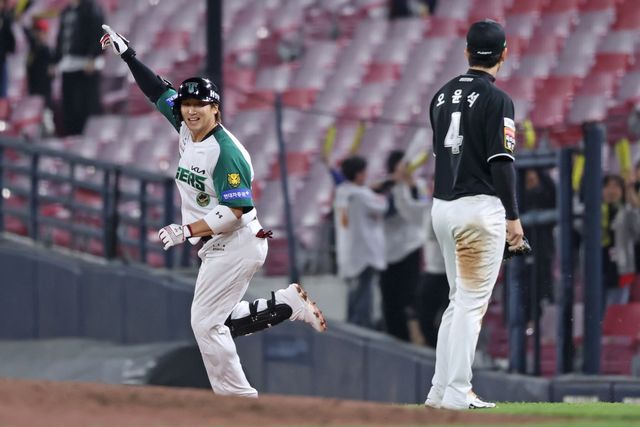 9회 끝내기를 치고 기뻐하는 KIA 나성범(왼쪽)