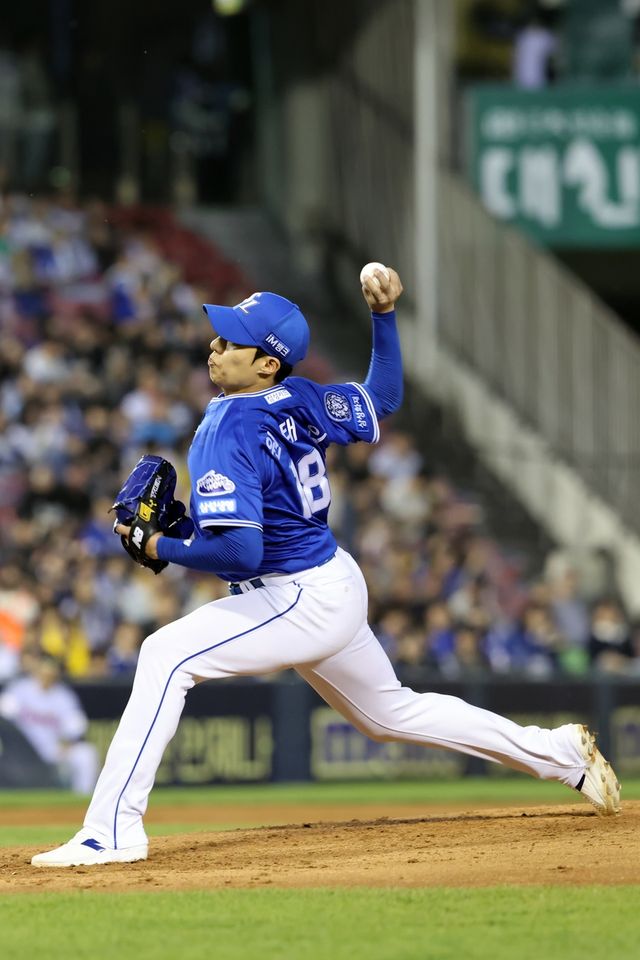 17일 LG와 경기에서 역투하는 삼성 원태인.