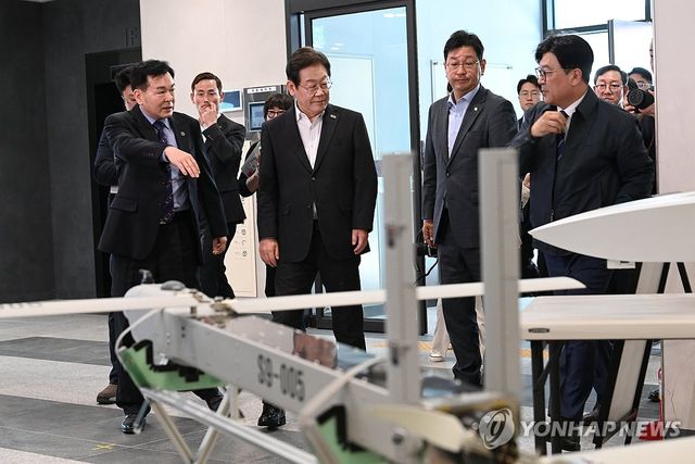 국방과학연구소 둘러보는 이재명 전 대표