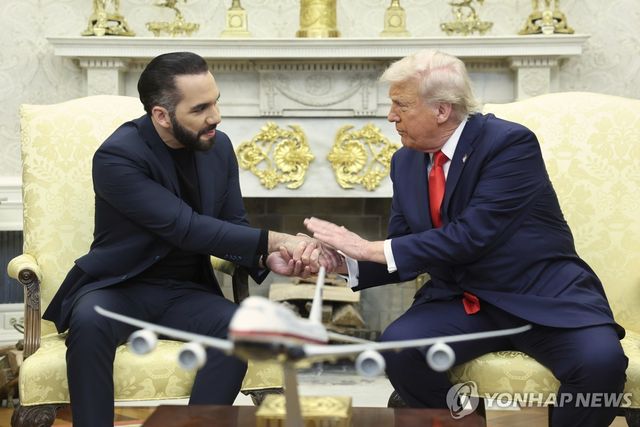 트럼프 대통령과 브로맨스를 가꿔가고 있는 엘살바도르의 독재자 나이브 부켈레 대통령 [AP 연합뉴스. 재판매 및 DB 금지]